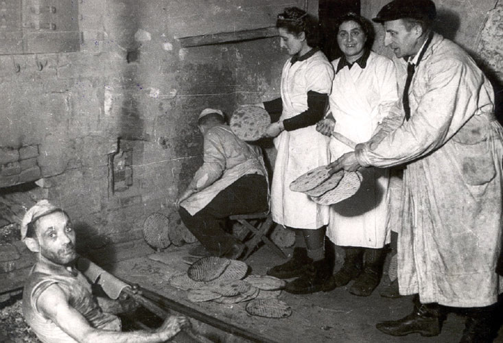 Horneado clandestino de matzot el gueto de Lodz, Polonia, 1943.